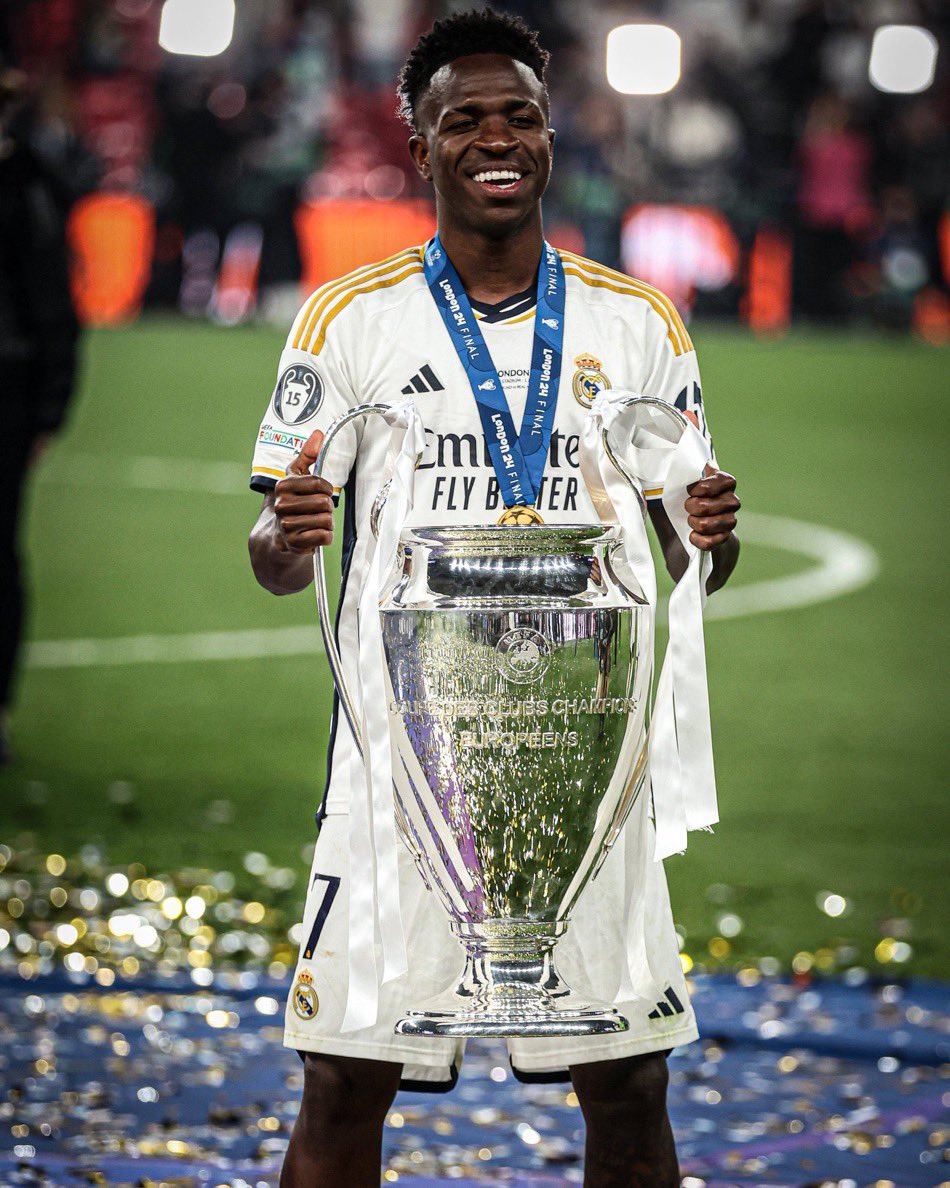 Siempre en el barco de este tío, ha hecho historia y es por ello que se merece el balón de oro. VAMOOOOOOS
#ViniBalondeoro