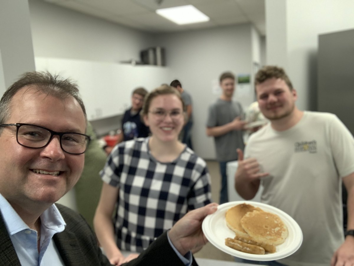 WayneEwaskoMLA's tweet photo. Thank you to the Mennonite Youth Group for serving at the Whitemouth Community Club for their #volunteer appreciation day!! Great turnout! 🥳🎉 #bettertogether #EasternMB https://t.co/qe6fQCgum4