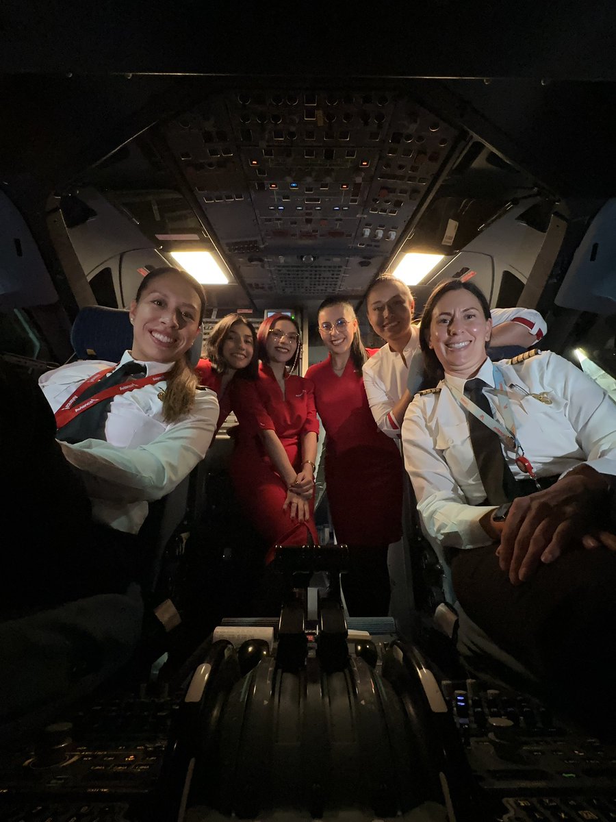capimoniu's tweet photo. Mi vuelo trasnochado de hoy! Ava067-Ava066 BOG-UIO-BOG! Vuelo de solo niñas! 🌹🌸🌷💐🌺🌼🪻🪷 👩🏻‍✈️ @avianca #girlpower #flying https://t.co/s1W54crZRy