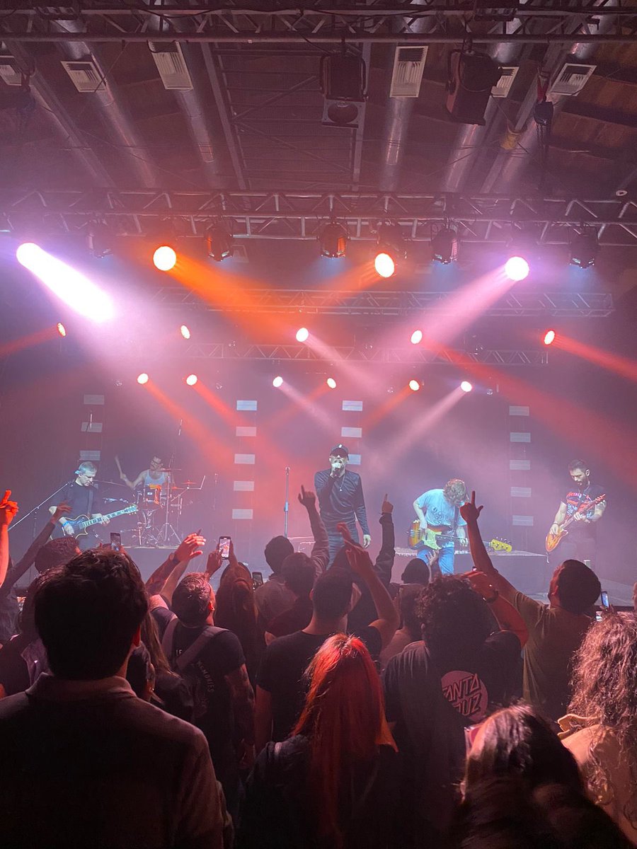 Gracias por todo el amor que nos dieron en el show Aves Y Peces 20 años! No podemos estar más agradecidos con uds! Pilas recargadas para el nuevo album y mirando ya el <a href="/ReciclArtePY/">Pilsen ReciclArte</a>