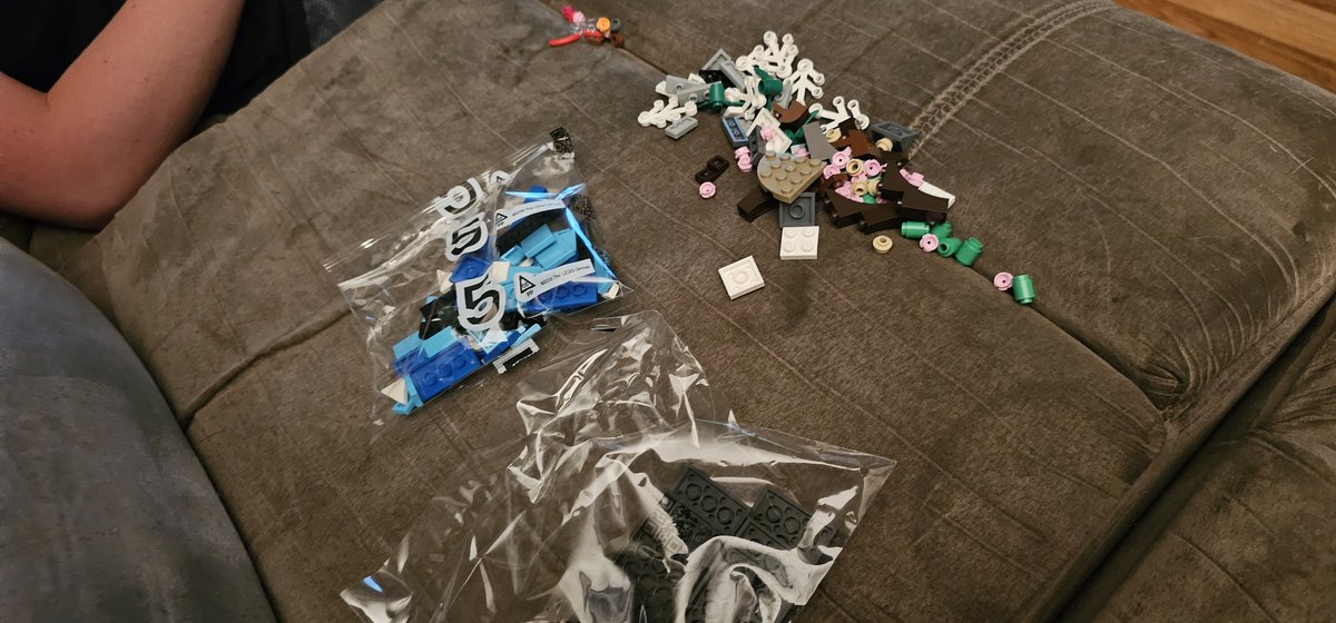 JuliaOD16's tweet photo. @LEGO_Group missing stickers?! 😭 first time this has ever happened to myself. It's the main feature of this piece, and to go with my bonsi tree from lego. I don't even speak Japanese and I would've been happy with at least one of the two stickers. 🙃 https://t.co/AxFuPPzhbW