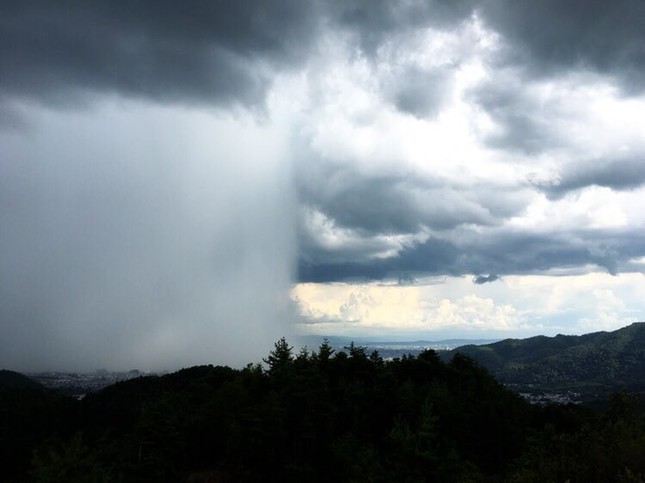 ZanEngineer's tweet photo. ゲリラ豪雨って、こんな水柱みたいなるから、水の呼吸をマスターしている人以外は、危ないから大人しくしてたほうがいい。 https://t.co/R64QRQzIV3