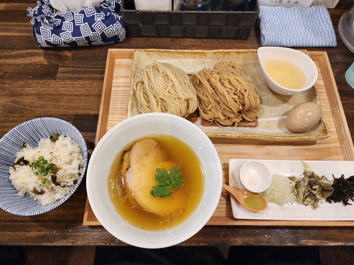 らぁ麺麦一粒

塩つけ麺
味玉
炊き込みご飯

待ってましたのつけ麺🎵特に塩が食べたかった😋✨
年々ブラッシュアップされ毎年最高のつけ麺が食べれる幸せ🍀
今年もやられました💓
次は醤油の時に伺います🎵
#麦一粒