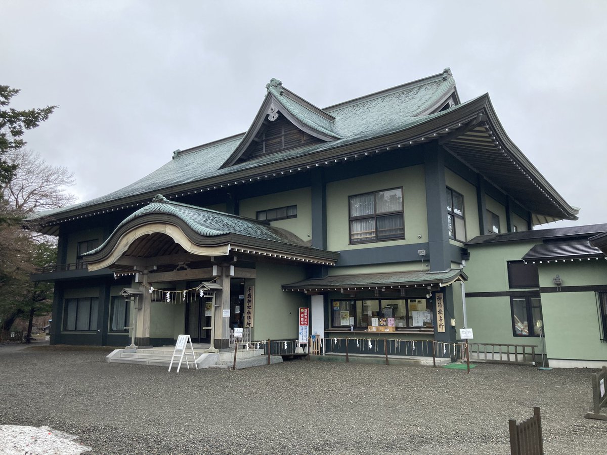 kitano_omairi's tweet photo. 【 千歳神社 】

由来書に創建が万治元年(1658)に
弁天堂が建立されたとあります

北海道でも古参の神社なのですが
それを感じながら参拝するはずが

驚く様な轟音が何度か聞こえ
近くの自衛隊機の整備の排気音に
イメージが打ち消されます😂

＃北海道の御朱印
＃千歳神社 https://t.co/7CdlbXPX1P
