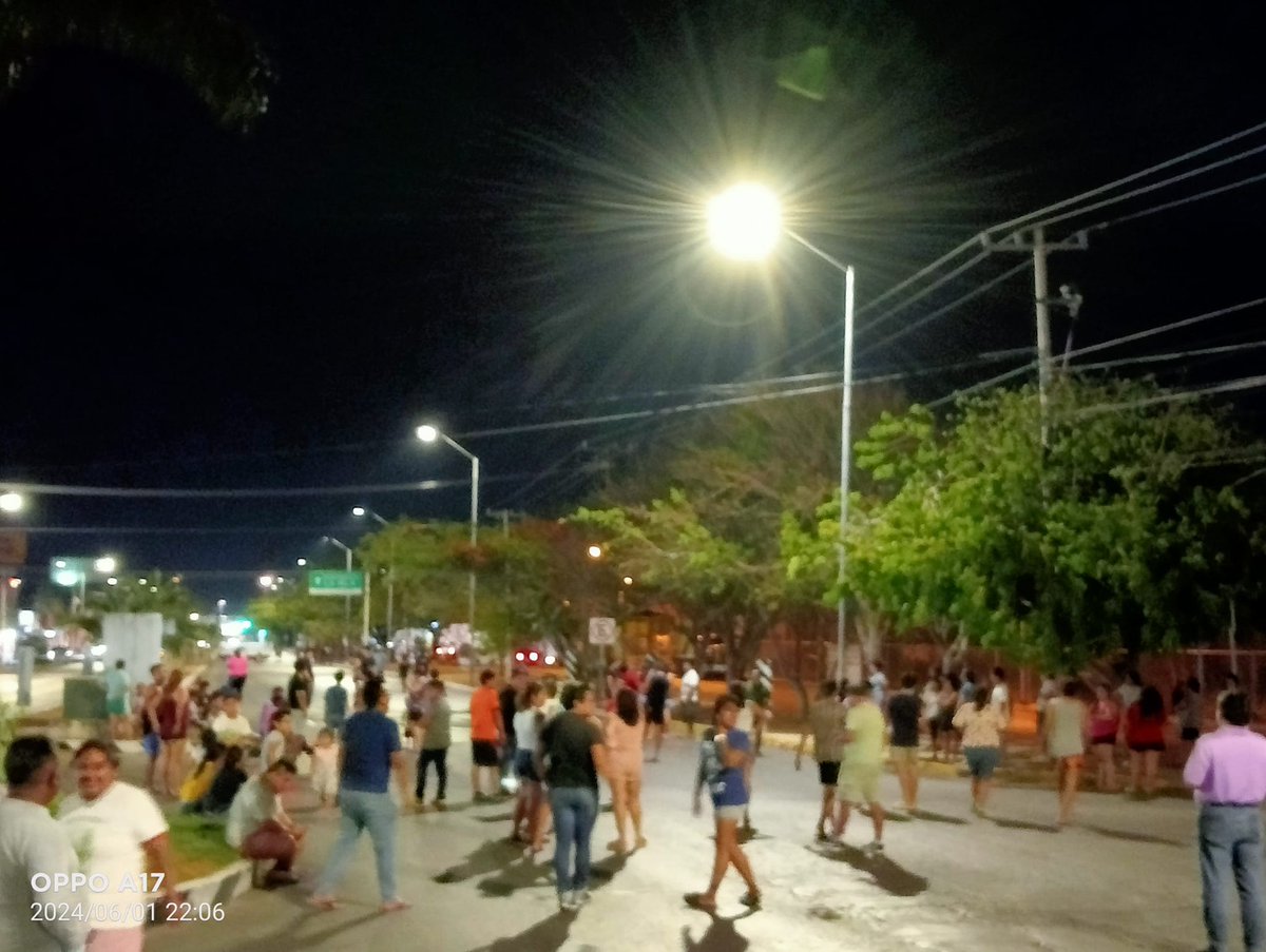 DiariodeYucatan's tweet photo. ⚡ Vecinos bloquean la avenida República de Corea en protesta por la falta de energía eléctrica https://t.co/7j6t5N0wIa https://t.co/pcve4Viwk6