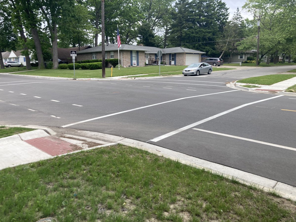 WhileWfh's tweet image. Reconstructed Michigan DOT rd through Port Huron. Posted speed 35MPH with new bike lanes but…Skimped big time on crosswalks. 1st 🖼️at signalized intersection, 2nd an unsignalized. Didn’t install sidewalk on 1 side of the road. 
Missed opportunities that increase risk

#MDOT