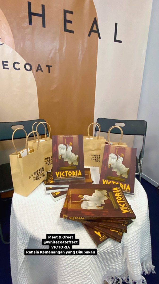EHNathasia's tweet photo. Di reruai @whitecoatent untuk sesi meet &amp; greet buku VICTORIA Rahsia Kemenangan yang Dilupakan! https://t.co/ymc1xvKtpr