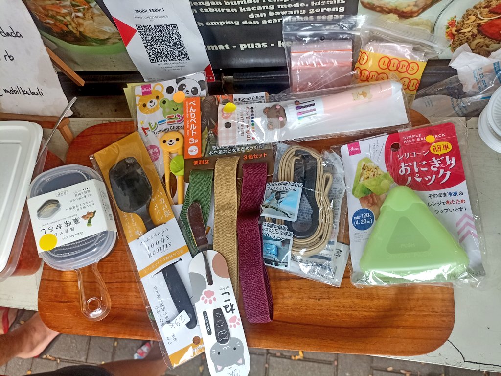 khaniv13's tweet photo. @arieparikesit @MobilKebuli Suasana keramaian aneka produk Jepang tadi pagi. 
Foto kedua hasil buruan sekeluarga beli sampe total 370rb an borong buanyaakk 😁 https://t.co/1YcCW7QyOv