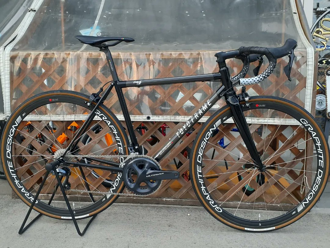 bicicrocerista's tweet image. 先日組み上げた持ち込みの
#toyoframe X #graphitedesign 
もう一回やってくれって言われると困っちゃうので詳しくは書きませんが、だいぶ色々加工が必要でした😅
以前からお世話になっている方の自転車だったので、イレギュラーな作業もご相談の上でお受けしました。
ケースバイケースですね。