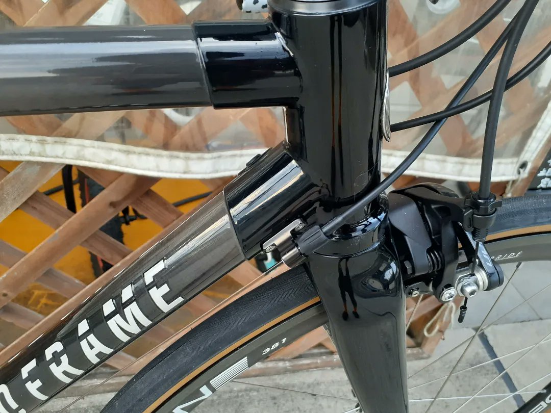 bicicrocerista's tweet image. 先日組み上げた持ち込みの
#toyoframe X #graphitedesign 
もう一回やってくれって言われると困っちゃうので詳しくは書きませんが、だいぶ色々加工が必要でした😅
以前からお世話になっている方の自転車だったので、イレギュラーな作業もご相談の上でお受けしました。
ケースバイケースですね。