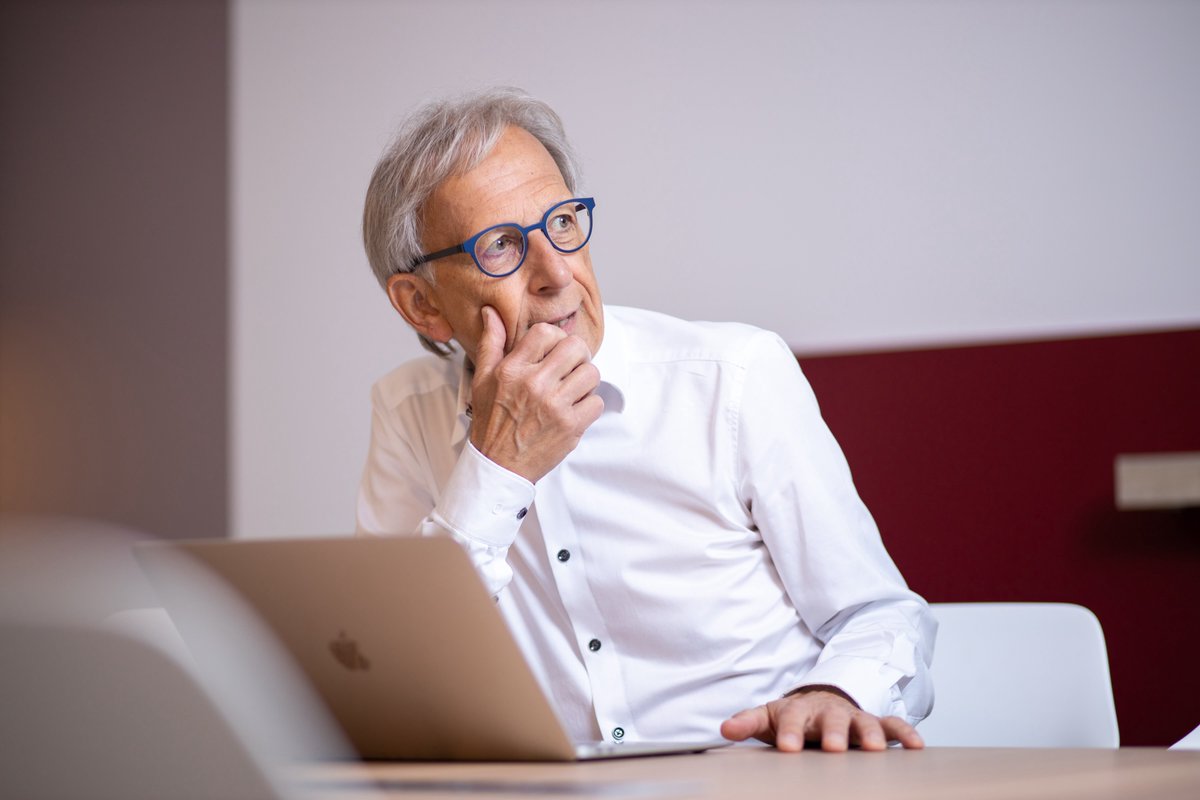 Den Apotheken steht eine Zeitenwende bevor. Nein, sie sind mittendrin. Die Apothekenzahlen sind im Sinkflug. Klare Ansage aus dem Ministerium: Mehr Honorar ist für Apotheken nicht drin. Und was macht unsere Standesführung? Mehr in meinem lieben Tagebuch: bit.ly/3Vzw3tT