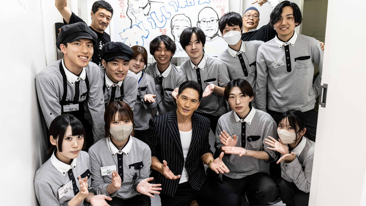 oishikyushoku's tweet photo. 🗓️6月1日(土)〜2日(日)
˗ˏˋ ✨ 公開記念舞台挨拶in中部・近畿・倉敷✨  ˎˊ˗ 
映画『#おいしい給食 Road to イカメシ』
⁡
1日(土) 3回目は
〖 MOVIX京都 〗 へ
⁡
ここからは市原さん綾部監督と記念撮影ができる抽選会も実施📷
質問コーナーでは、現役給食調理員の方から、「給食のために学校にきているといっても、過言ではない」最高です！甘利田先生を見てエネルギーにしている。と有難い言葉をいただきました🙏

#市原隼人 #綾部真弥監督 #岩淵規プロデューサー