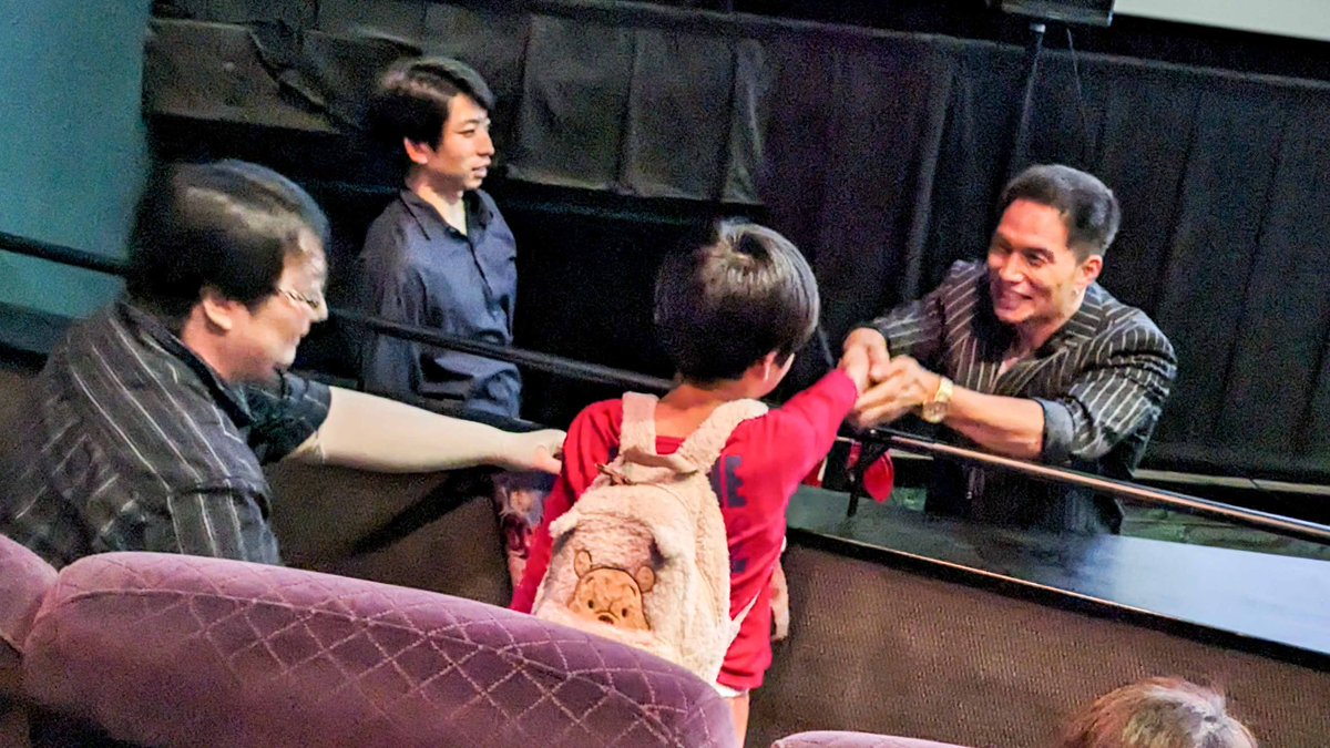 oishikyushoku's tweet photo. 🗓️6月1日(土)〜2日(日)
˗ˏˋ ✨ 公開記念舞台挨拶in中部・近畿・倉敷✨  ˎˊ˗ 
映画『#おいしい給食 Road to イカメシ』
⁡
1日(土) 3回目は
〖 MOVIX京都 〗 へ
⁡
ここからは市原さん綾部監督と記念撮影ができる抽選会も実施📷
質問コーナーでは、現役給食調理員の方から、「給食のために学校にきているといっても、過言ではない」最高です！甘利田先生を見てエネルギーにしている。と有難い言葉をいただきました🙏

#市原隼人 #綾部真弥監督 #岩淵規プロデューサー