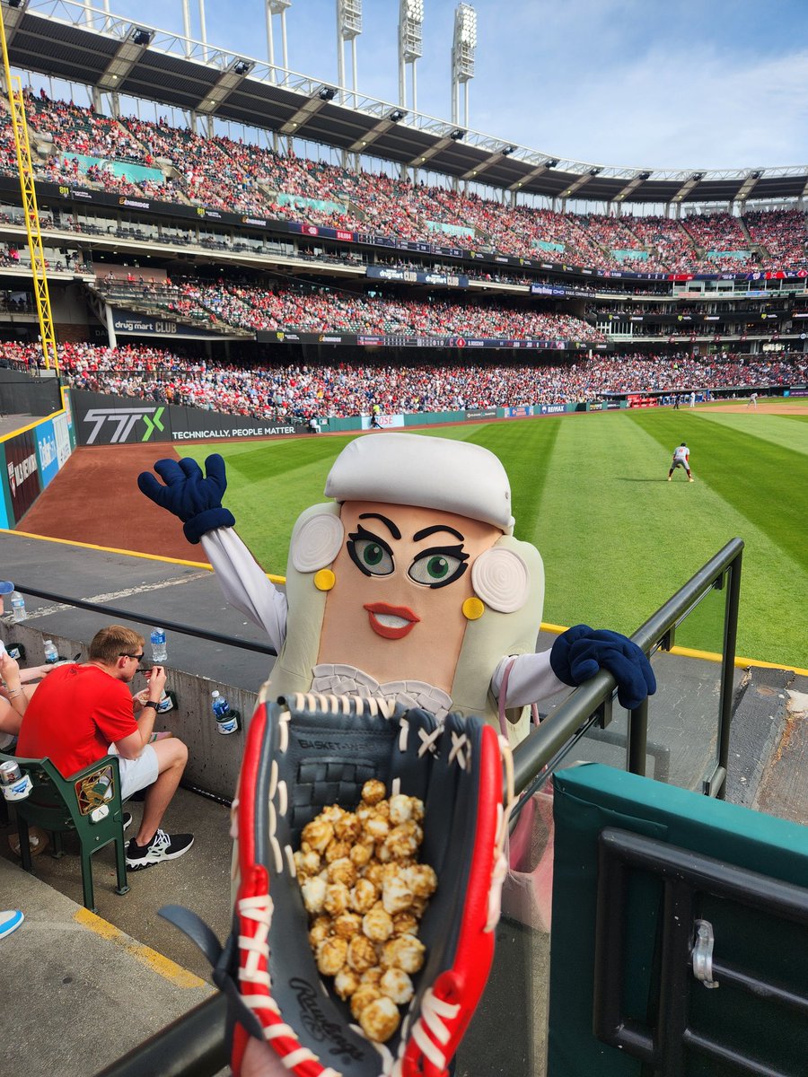 Karis_Stacy's tweet photo. @CleHotDogs #teamOnion  @DreKnott
Buy me some peanuts and cracker Jack's! https://t.co/PR6UzxlDNk