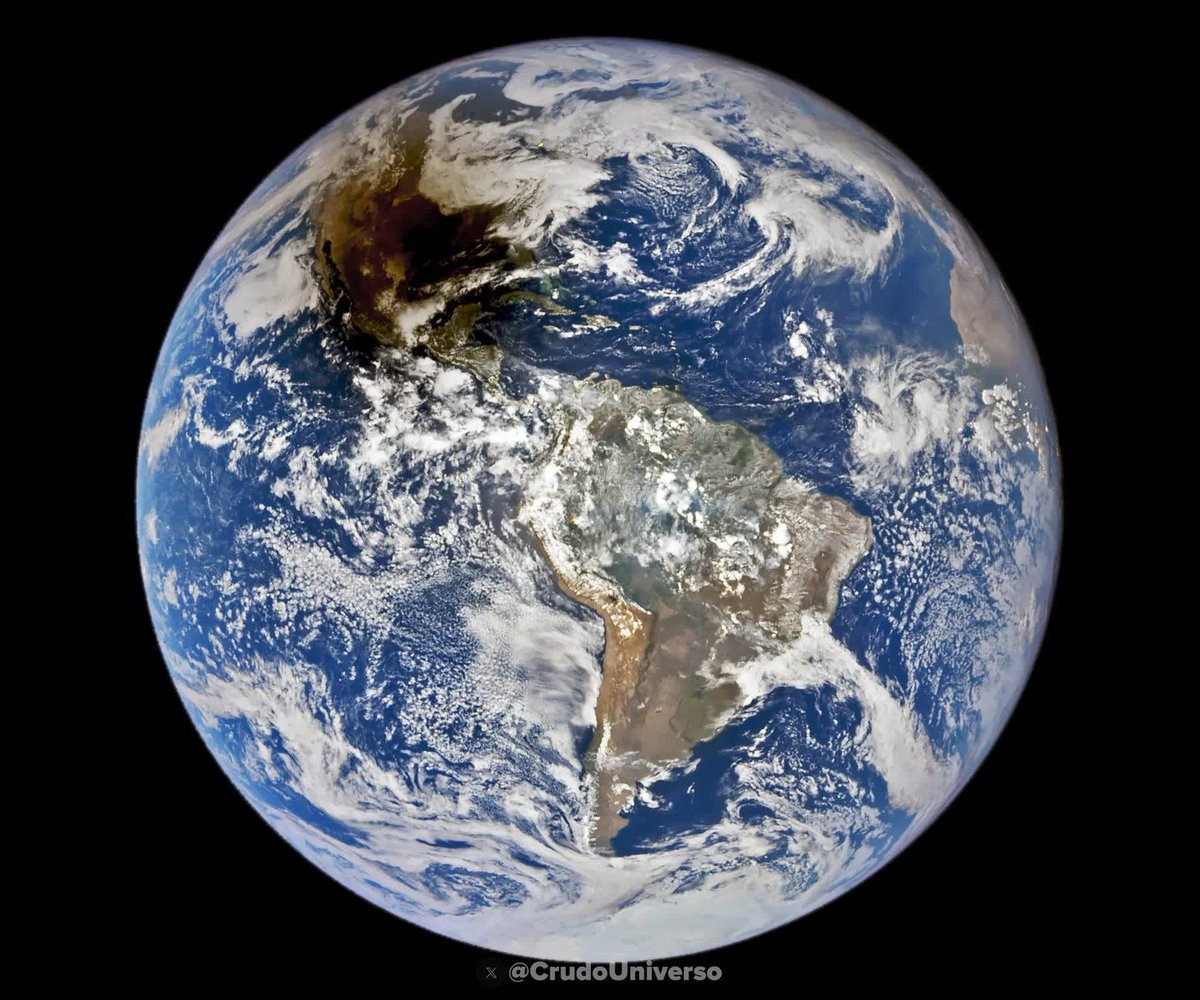 CrudoUniverso's tweet image. La sombra de la Luna en la Tierra durante el eclipse solar total. #universo #astronomía #EclipseSolarTotal #SombradelaLuna