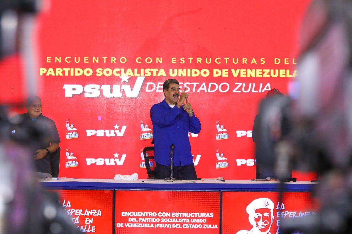 Antes de la reunión con las Estructuras del PSUV en el Zulia, me fui en silencio a la Basílica, a saludar a la Chinita, en devoción a hacerle una petición y una promesa. ¿Y saben cuál fue mi sorpresa? Llegando, de repente salió gente por aquí, gente por allá… Era el pueblo de