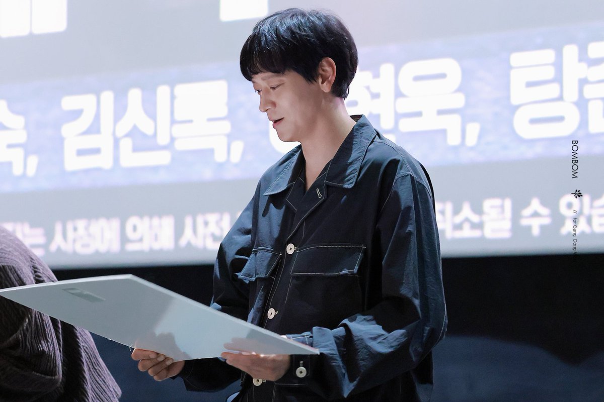 강동원(미남)
원산지 HEAVEN

입장하면서 판넬 받더니 "이게 무ㅓ야 ㅋㅋㅋㅋ"
본인 인사 끝나고 '책임질거아니면꼬시지마트' 소리내서 읽다가 웃는데 귀여워ㅋㅋㅋㅋㅋㅋㅋ큐ㅠㅠ
근데 여기가 4관이었나?🤔암흑 그자체...
