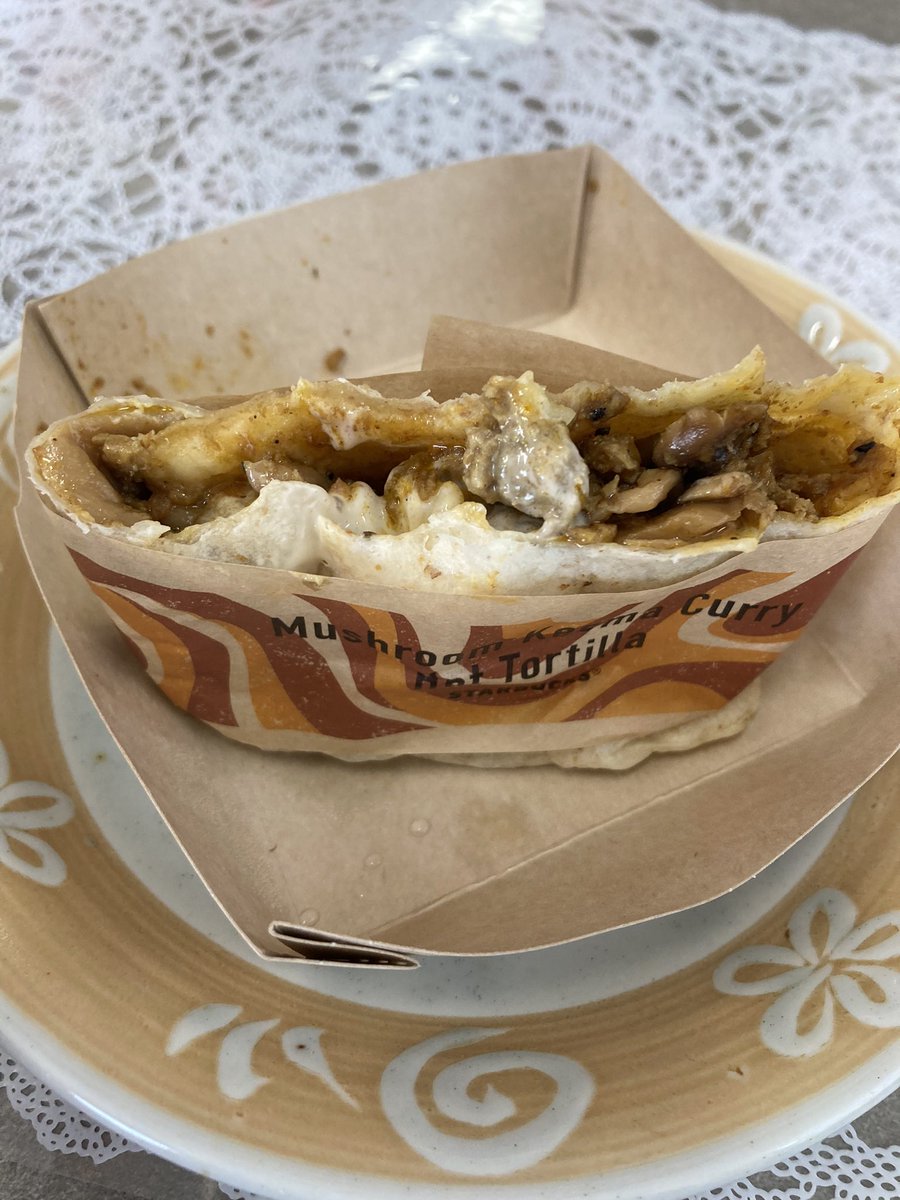 uruy2008's tweet photo. スタバ きのこのキーマカレー トルティーヤ
カロリーは、301kcal
エリンギとしめじがたっぷり入っていた🍄食感も良く、栄養面も良さそう！キーマカレーの味もしっかりしていて、食べやすいし美味しかった。チーズかと思ったらホワイトソースのようなものも入っていて、相性抜群で美味しかった😋 https://t.co/IGlwezZ9kZ