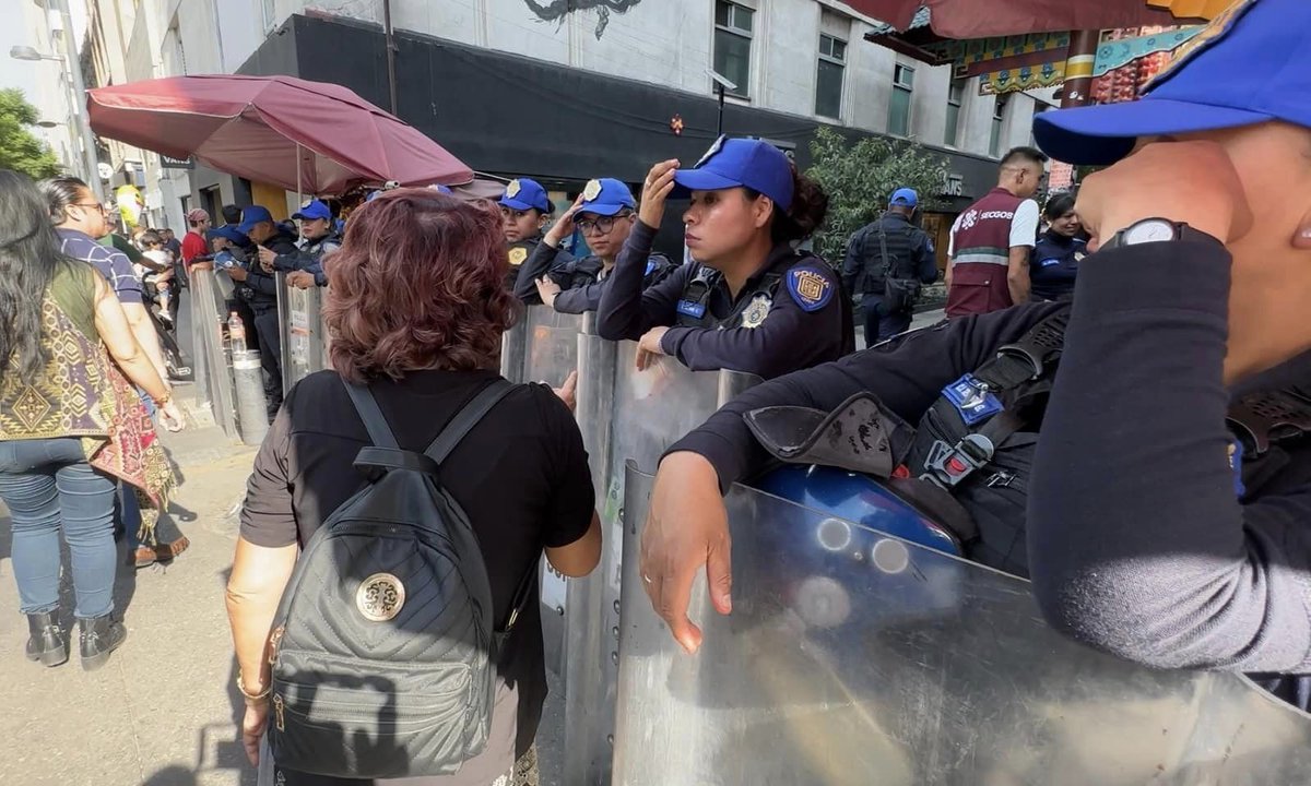 Juan_OrtizMX's tweet photo. 🗳️📌GOBIERNO DE MARTÍ BATRES MANDA GRANADEROS CONTRA COMERCIANTES QUE DENUNCIAN COACCIÓN DEL VOTO

En la víspera de las elecciones del 2 de junio, la atmósfera se intensifica en el Centro Histórico de la Ciudad de México. 

Elementos de la Secretaría de Seguridad Ciudadana realizaron un operativo con granaderos y barreras en los accesos al Barrio Chino, obligando a comerciantes a cerrar sus negocios por falta de paso peatonal.

Testimonios locales indican que el gobierno de Martí Batres presiona a comerciantes y residentes para que voten por un partido específico.

La medida ha provocado descontento entre los locatarios, quienes se ven afectados en sus ventas sin recibir explicación alguna por el cierre de calles.

Fuente: El Gráfico / Alerta Operaciones Especiales