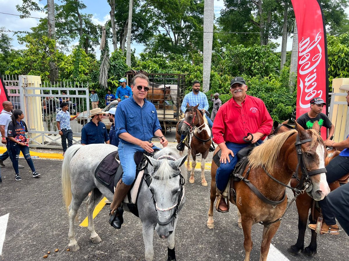 itobisono's tweet photo. Agradezco a Jaime David Mirabal, coordinador de la Cabalgata de las Mariposas🦋, por haberme invitado y por su dedicación y esfuerzo en este evento tan significativo. La dedicatoria a los pueblos de Nagua, Cabrera y Río San Juan resalta la importancia de la unidad en la lucha contra la violencia hacia la mujer.🇩🇴👩‍🦰💐💪