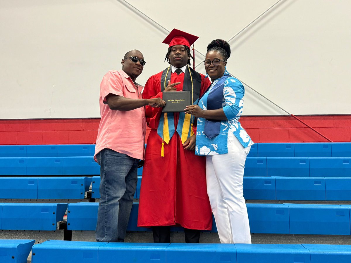 LuvantePierre's tweet photo. Graduated yesterday, and I wanna give a big thank you to everyone who helped me along my journey. To my mother, thank you for always standing by my side and guiding me through the ups and downs.  Watching you push through your struggles as a child reminded me that quitting was never an option. You never hesitated to do anything for me and always put your children first and I am very grateful for you. Now  onto the next chapter. Commitment coming very soon🤫
#GodDid 🎓