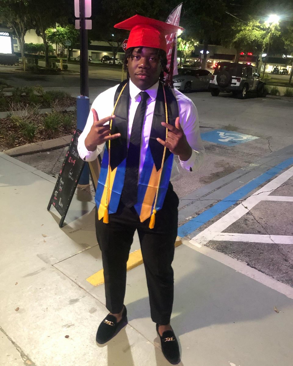 LuvantePierre's tweet photo. Graduated yesterday, and I wanna give a big thank you to everyone who helped me along my journey. To my mother, thank you for always standing by my side and guiding me through the ups and downs.  Watching you push through your struggles as a child reminded me that quitting was never an option. You never hesitated to do anything for me and always put your children first and I am very grateful for you. Now  onto the next chapter. Commitment coming very soon🤫
#GodDid 🎓