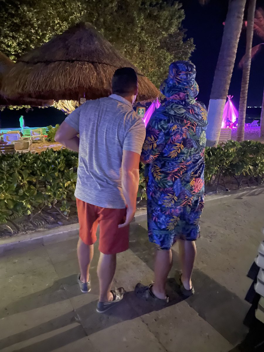 RaiderCoachB's tweet image. Mejor amigos en Cancun.