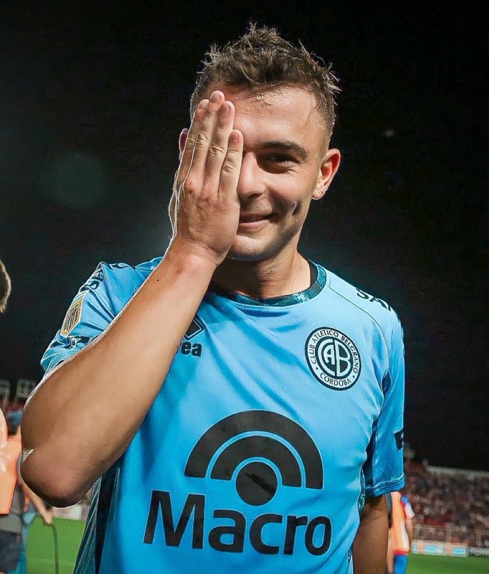 UniversoCelest's tweet photo. No se si será el ultimo o no pero hoy corrió los 90 como si no hubiera un mañana. Cuando termino el partido no puede evitar emocionarme cuando lo veía salir de la cancha. Es de esos jugadores que sentis que es uno de nosotros ahí adentro defendiendo a capa y espada la camiseta de nuestros amores. Santi, pase lo que pase, GRACIAS. Gracias por siempre representarnos de la mejor manera. Mi capitán.