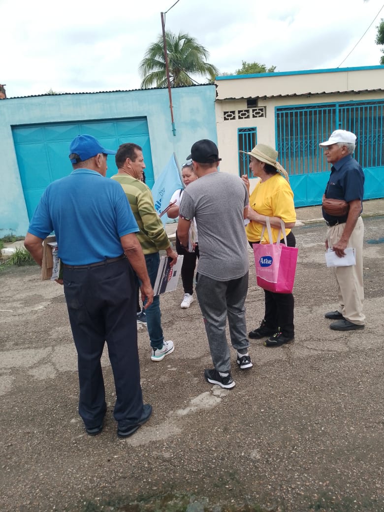 apureconvzla's tweet photo. #01Jun|#Apure|Comando ConVzla en #SanFdo no se detiene, la mañana de hoy se realizó una visita casa a casa por las adyacencias del Centro de Votación Mac Gregor indicando a los vecinos como votar por el candidato de @MariaCorinaYA y de la Unidad @EdmundoGU 

@rommermontezuma https://t.co/4rUWOn5eRH