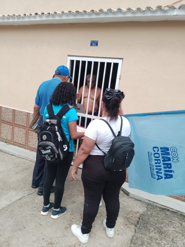 #01Jun|#Apure|Comando ConVzla en #SanFdo no se detiene, la mañana de hoy se realizó una visita casa a casa por las adyacencias del Centro de Votación Mac Gregor indicando a los vecinos como votar por el candidato de <a href="/MariaCorinaYA/">María Corina Machado</a> y de la Unidad <a href="/EdmundoGU/">Edmundo González</a> 

<a href="/rommermontezuma/">ROMMER MONTEZUMA</a>