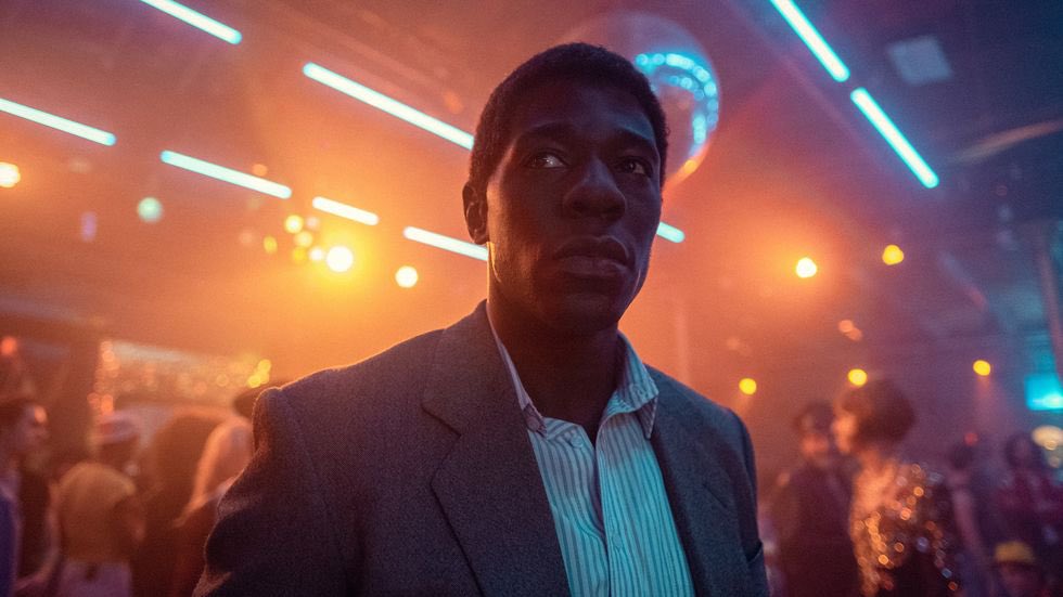 jpdardon's tweet photo. Vi la miniserie Eric en Netflix. Obra maestra en seis capítulos que se fueron de un tirón. Thriller psicológico, filme noir, policiaca, drama familiar, historia de amor y redención. Un ‘tour de force’ en toda la expresión. Benedict Cumberbatch con una actuación para la historia. https://t.co/wqTYveLiTa