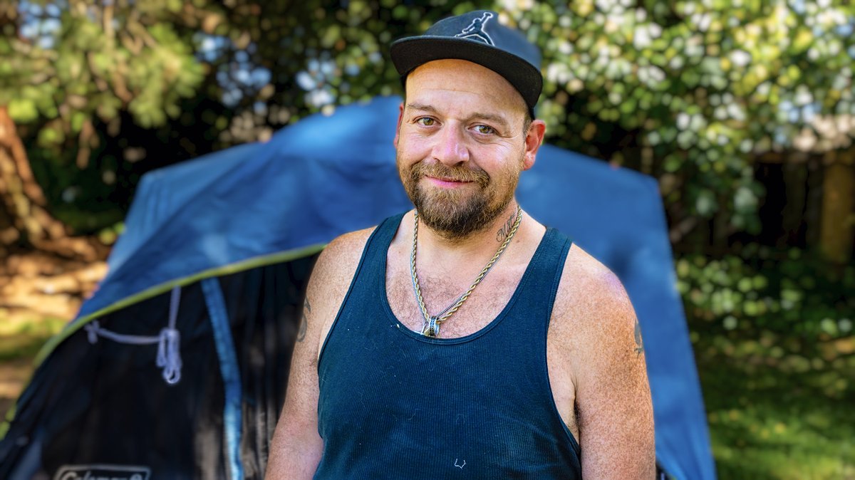 🆕 Working in a Pizza Place While Homeless: Eric's Struggle in Grants Pass 💥 youtu.be/thU2Qa8ayww 💥 Meet Eric, a hardworking individual stuck in an unforgiving cycle of homelessness in Grants Pass, Oregon. Despite holding a part-time job at a pizza place, Eric is unable to