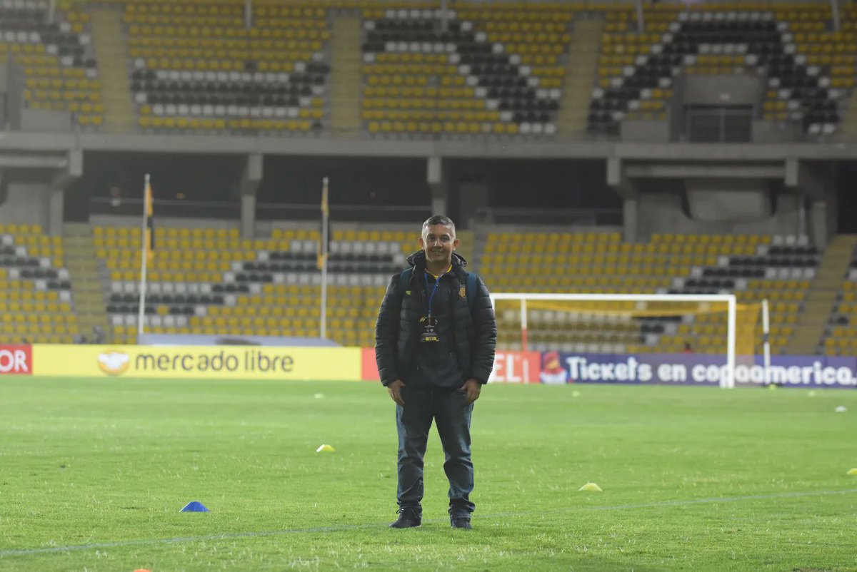 david_aranda88's tweet photo. 📸 Se cerró un nuevo capítulo en lo profesional en la Conmebol Sudamericana 2024 junto al Club Sportivo Luqueño 
Un torneo que nos permitió crecer como equipo de prensa, enfrentar nuevos retos y, sobre todo, aprender valiosas lecciones en el apasionante mundo del fútbol. 🔵🟡⚽ https://t.co/w2N4bffwCM