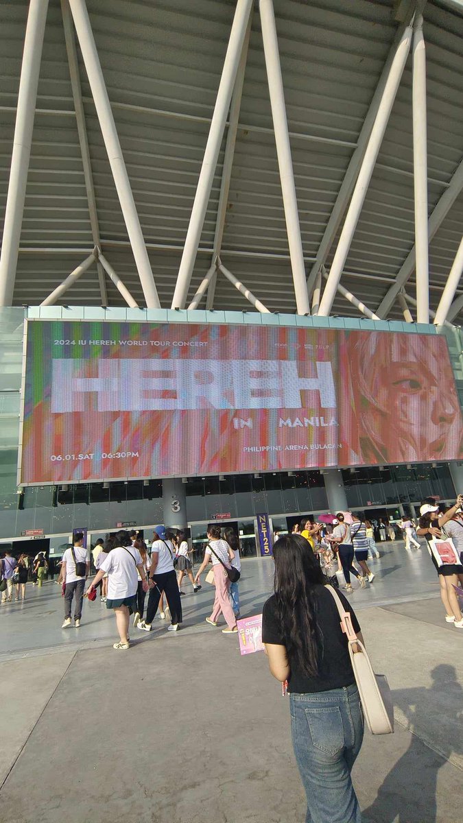 leejigold's tweet photo. First concert experience, and definitely one for the books.

The process before going inside the venue wasn't the best experience. But all the anger I felt towards the organizer, all the sweat and heat I'd been exposed to for hours -- https://t.co/rdnhZ8O204