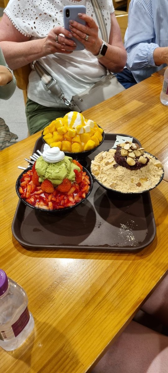 PutneyTravelCo's tweet photo. 😋 Great food tour on our first night in #Seoul Korean 'mapo' BBQ, fried pick 'n' mix and shaved ice pudding (bingsu) #SouthKorea @InsideAsiaTours 🇰🇷 https://t.co/3W8ey0bEvy