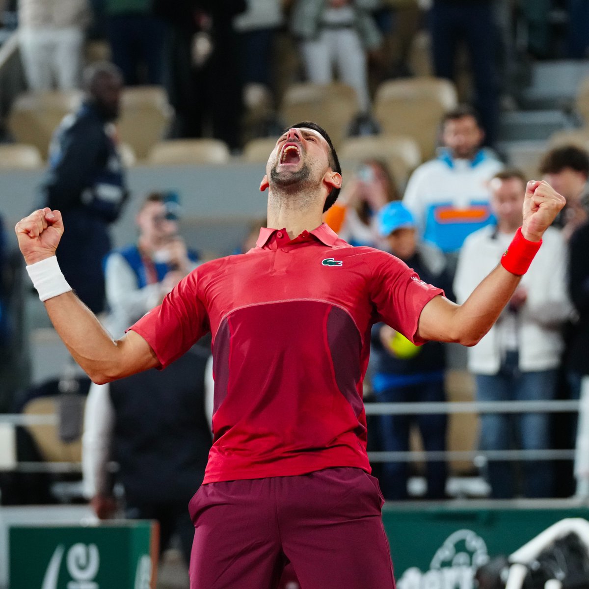 Novak Djokovic 🇷🇸 igualó a Roger Federer como el jugador con más victorias en Grand Slam (369). Tendrá el récord en soledad con un triunfo más entre Roland Garros-Wimbledon-US Open-Australian Open. Inevitable.