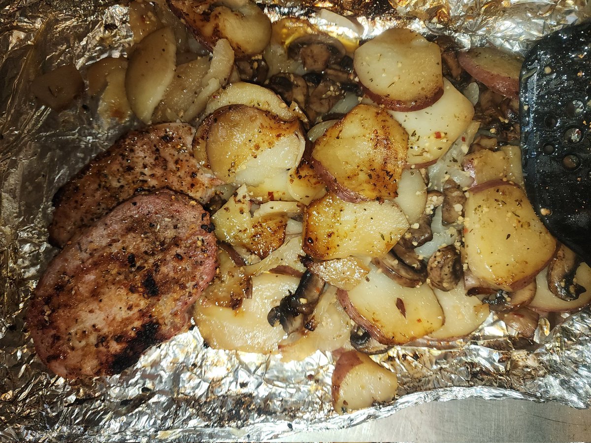hydrarose's tweet image. #PrairieLivin #grillin #porkchops #potatoes #onions