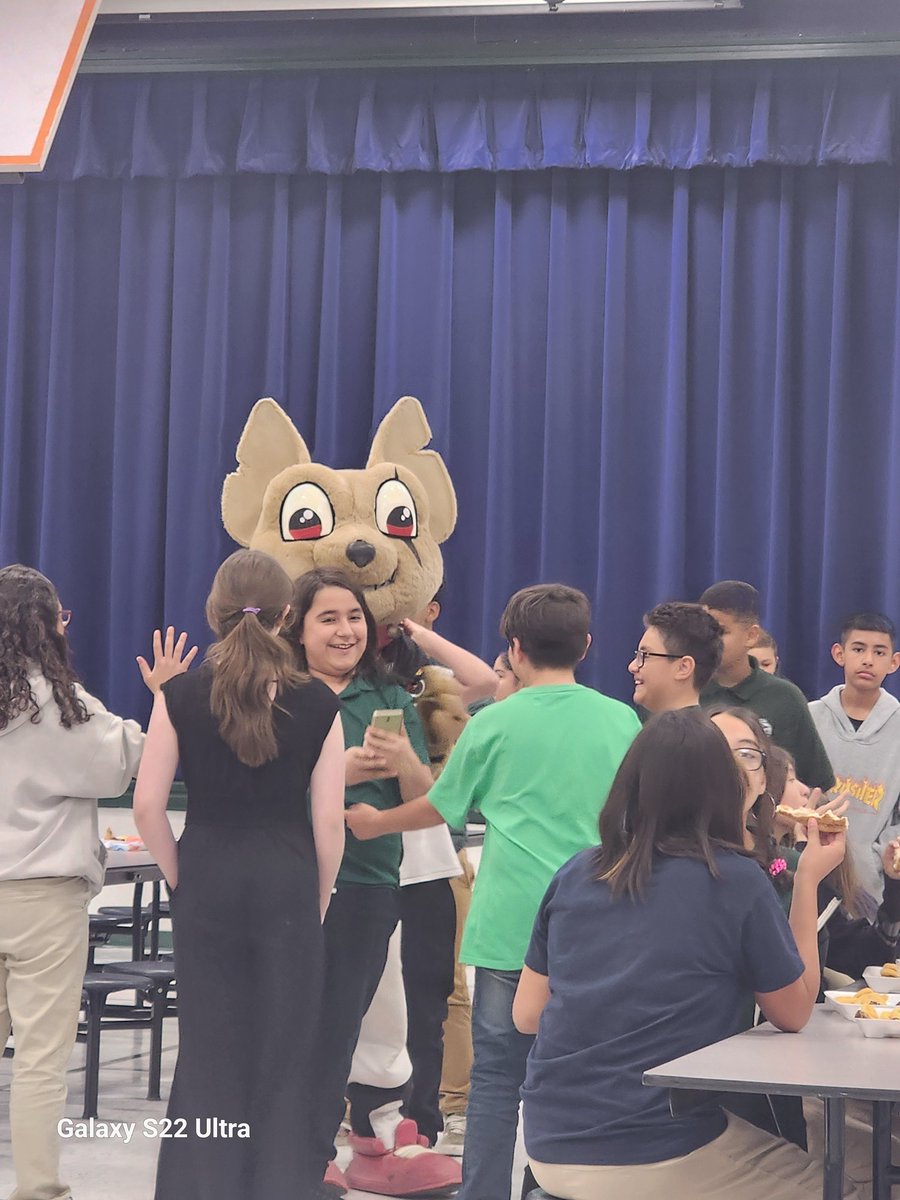LMartinez_PHE's tweet photo. CHICO stopped by to say HELLO to our Stallions!! They loved dancing the wobble with him!!πππ#PrideInEveryStride
#ExcellenceForAll
#TeamSISD
#Slider_Middle https://t.co/Tb542OADKr