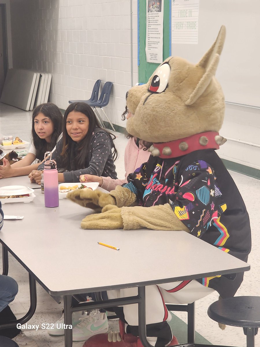 LMartinez_PHE's tweet photo. CHICO stopped by to say HELLO to our Stallions!! They loved dancing the wobble with him!!πππ#PrideInEveryStride
#ExcellenceForAll
#TeamSISD
#Slider_Middle https://t.co/Tb542OADKr