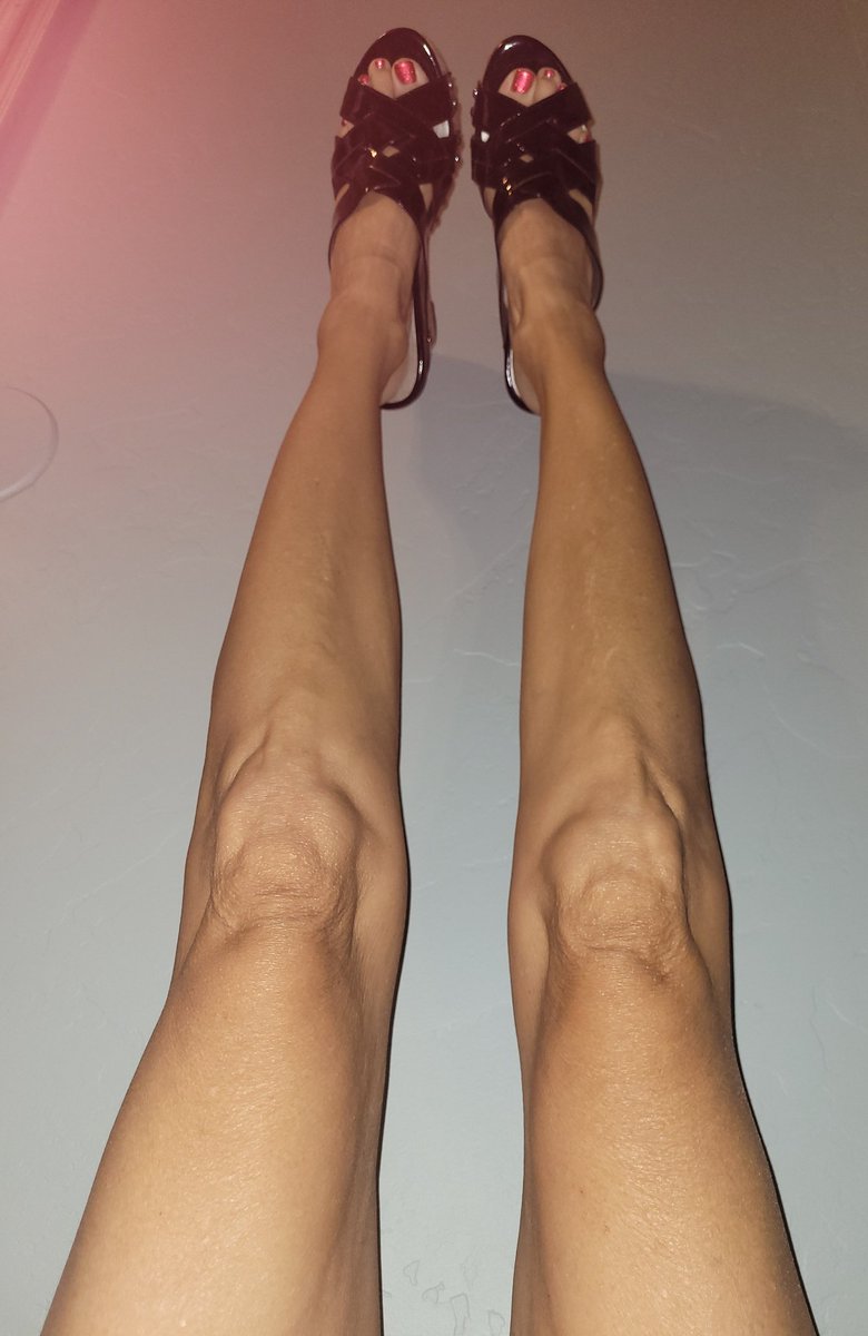 frontrowfootsho's tweet photo. Long day! #feetworshi̇p #Feet #footworshi̇p #footy #longleaf #queen #footfetish https://t.co/OCDU3Onupm