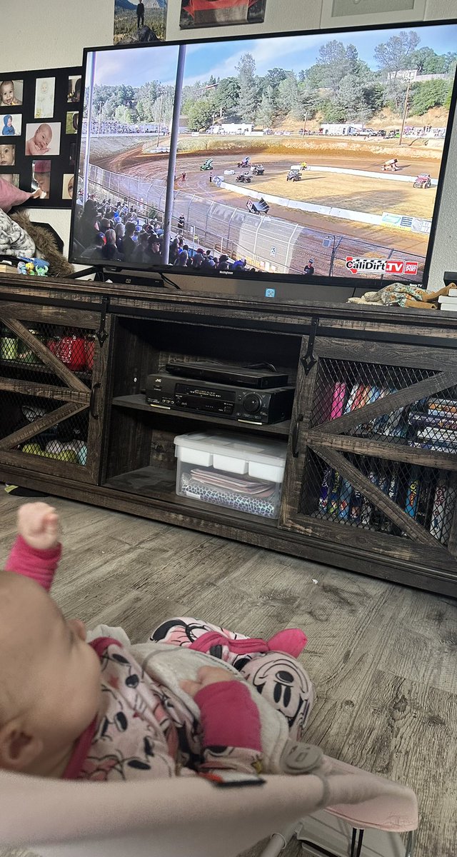 bellalashtribe's tweet photo. Kinzleigh says “Not too sure about all these spin outs guys…but gooooo uncle Ry Ry!!! Get ‘em 77! @pvillespeedway @calidirttv @garythomasGT https://t.co/qGIn4LAnP2