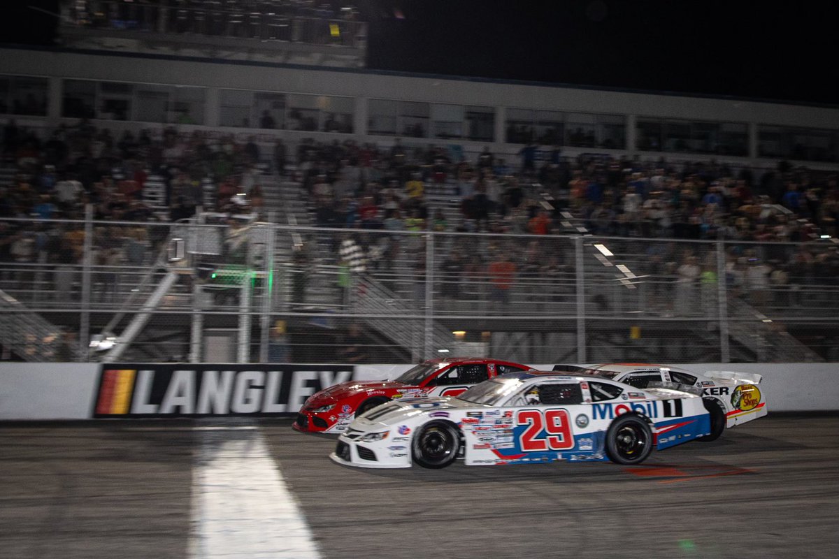 CARSTour's tweet photo. Folks, you’re looking at .007 seconds of separation between the leaders in tonight’s #VisitHampton125 𝙋𝙃𝙊𝙏𝙊 𝙁𝙄𝙉𝙄𝙎𝙃 🫣🫣🫣 https://t.co/FsYLJE81QF