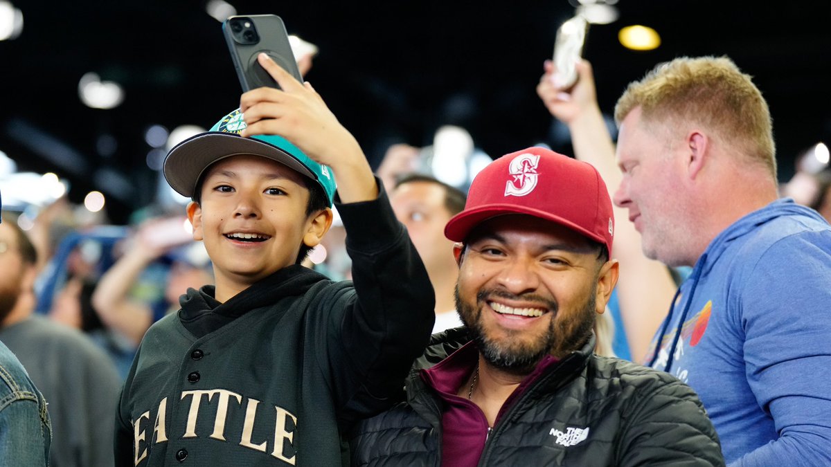 Mariners's tweet photo. 7-straight series wins at home!

Thank you, Mariners fans, for bringing the energy every night and making it possible ⚡️ https://t.co/Xt38mY77Fk
