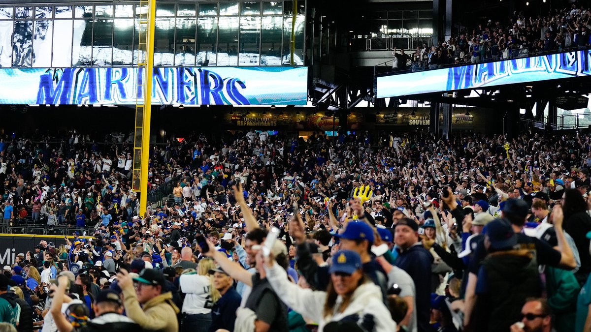 Mariners's tweet photo. 7-straight series wins at home!

Thank you, Mariners fans, for bringing the energy every night and making it possible ⚡️ https://t.co/Xt38mY77Fk