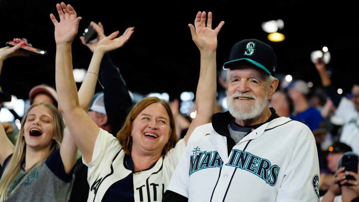 Mariners's tweet photo. 7-straight series wins at home!

Thank you, Mariners fans, for bringing the energy every night and making it possible ⚡️ https://t.co/Xt38mY77Fk