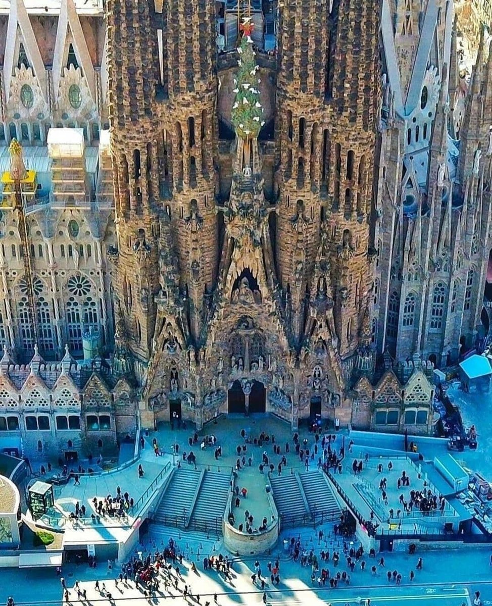 Barcelona, Spain 🇪🇸 The Sagrada Família has been under construction since 1882, making it one of the longest-running construction projects in the world. Designed by the renowned architect Antoni Gaudí, the Sagrada Família stands out for its unique combination of Gothic and Art