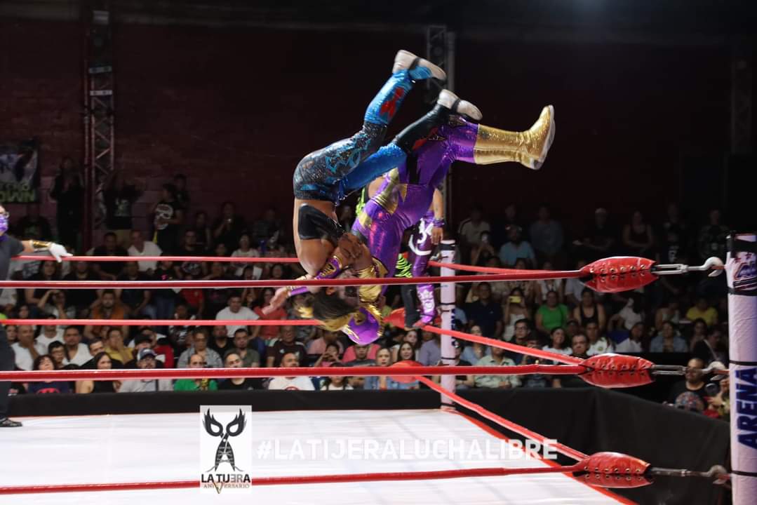 LaTijeraLucha's tweet photo. 5️⃣7️⃣ años y sacando nuevos talentos la #ArenaLopezMateos❗️
La gran fiesta de #AULL arranca con un lucha dinámica y de grandes lances, donde la tercia de #Tornado, #ReyFontes y #Pegazus se impone a #Argus, #GoldenJr y #Gaius para ... https://t.co/BpFGg0Nn1R