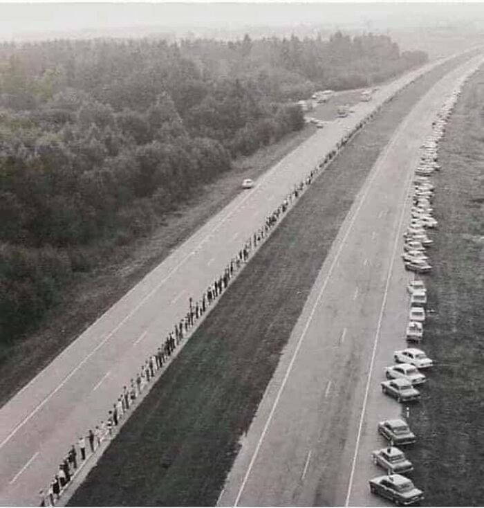 El 23 de agosto de 1989, alrededor de 2 millones de personas de Letonia, Estonia y Lituania formaron una cadena humana.

Unió a los 3 países para mostrar al mundo su deseo de escapar de la Unión Soviética y el comunismo.