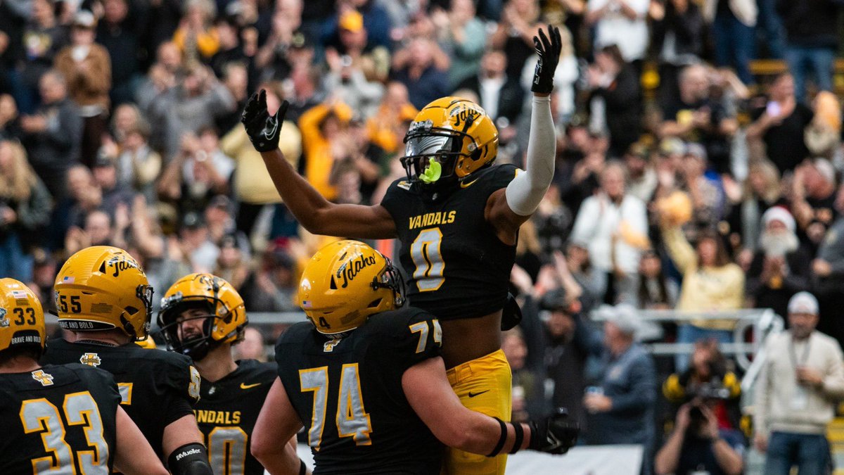 After a great conversation with @Coach_Eck I am blessed to receive an offer from the university of Idaho @VandalFootball