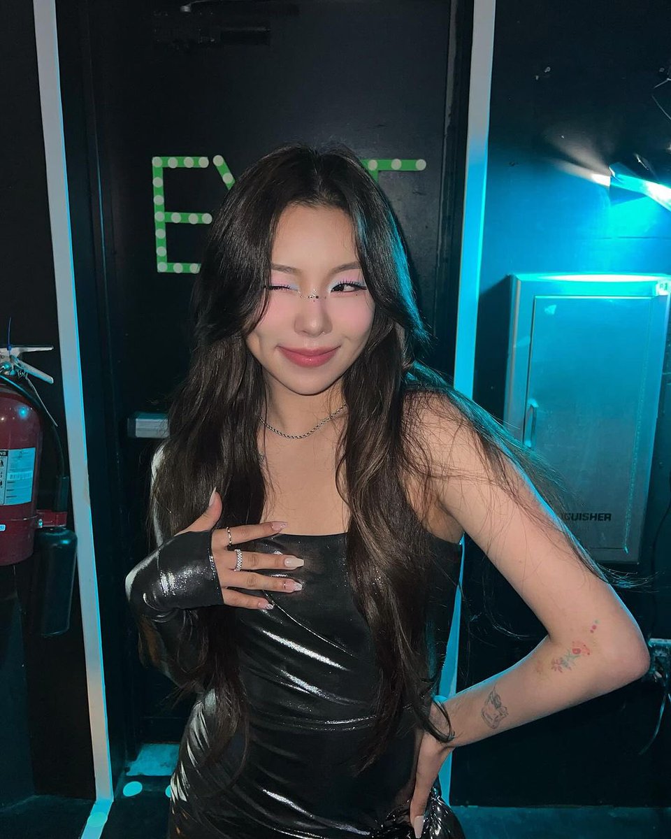 wheeix's tweet photo. WTF WHEEIN IS SO GORGEOUS https://t.co/GhjpHXKCHe